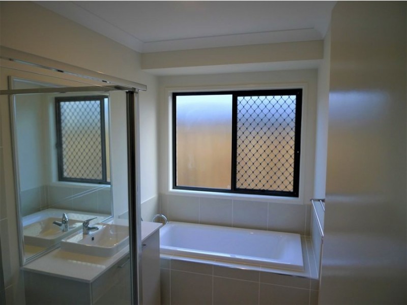 10 FREDERICK PLACE, Park Ridge QLD 4125