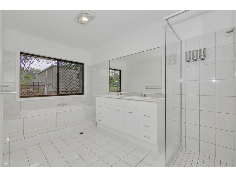 11 Jacaranda Av, Boronia Heights QLD 4124