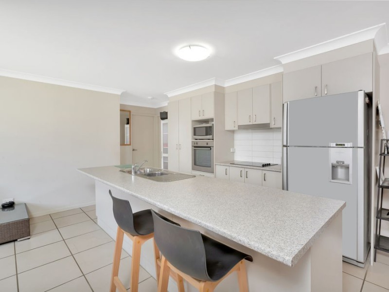 4 Linfield Street, Hillcrest QLD 4118