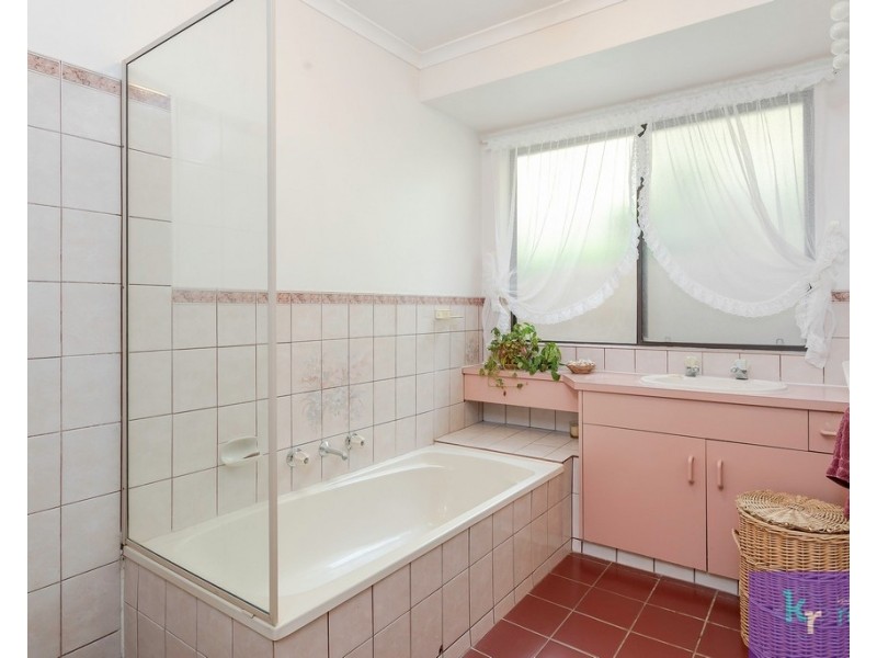 11 Crossing Road, Aberfoyle Park SA 5159