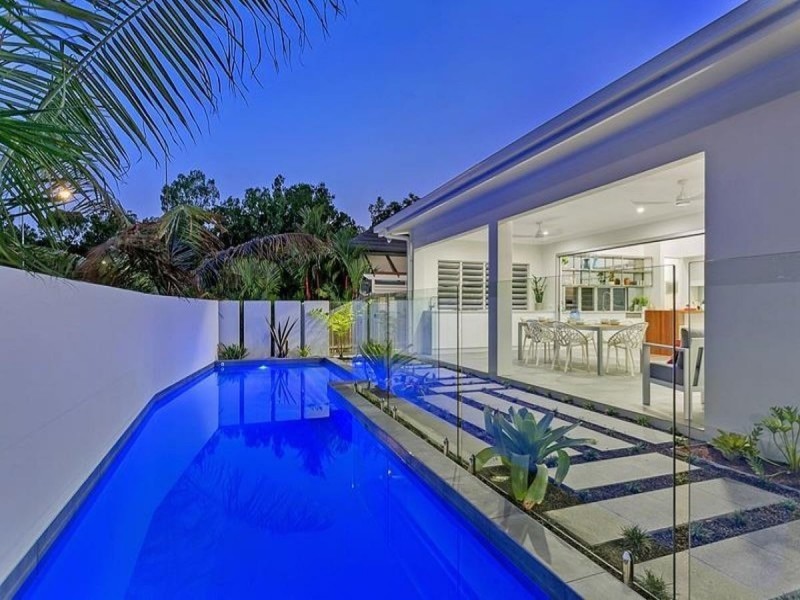 /1 Billingai Close, Palm Cove QLD 4879