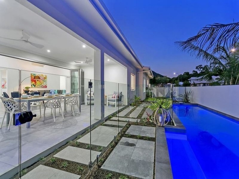 /1 Billingai Close, Palm Cove QLD 4879