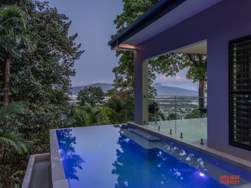 /11 Oceanview Place, Mooroobool QLD 4870