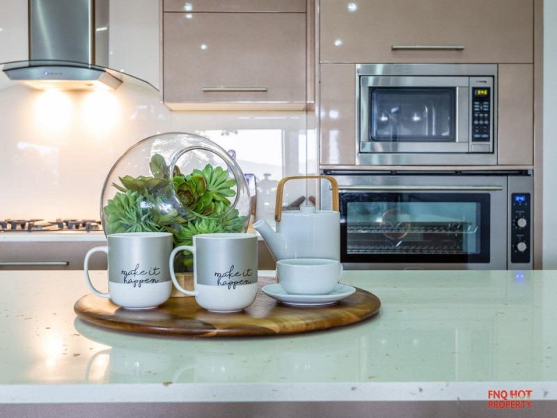 /11 Oceanview Place, Mooroobool QLD 4870