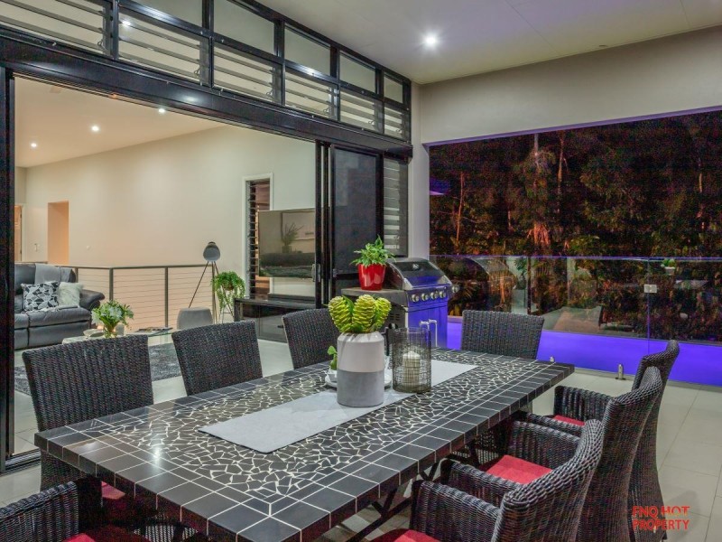 /11 Oceanview Place, Mooroobool QLD 4870