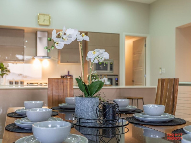 /11 Oceanview Place, Mooroobool QLD 4870