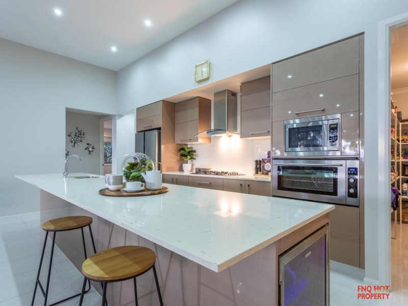 /11 Oceanview Place, Mooroobool QLD 4870