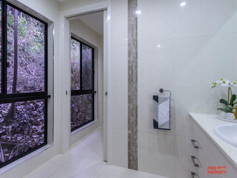 /11 Oceanview Place, Mooroobool QLD 4870