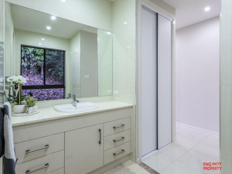 /11 Oceanview Place, Mooroobool QLD 4870