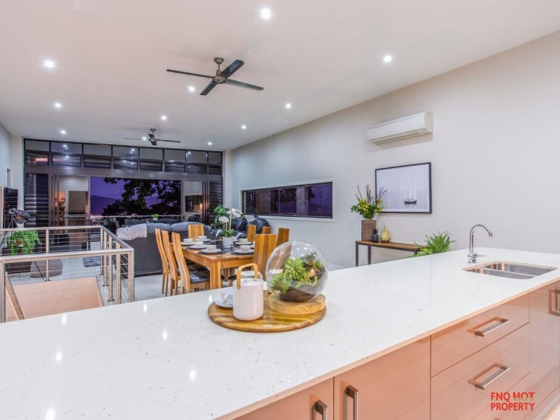 /11 Oceanview Place, Mooroobool QLD 4870
