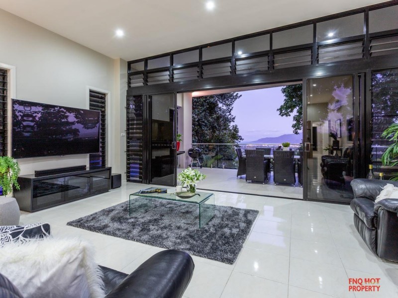 /11 Oceanview Place, Mooroobool QLD 4870