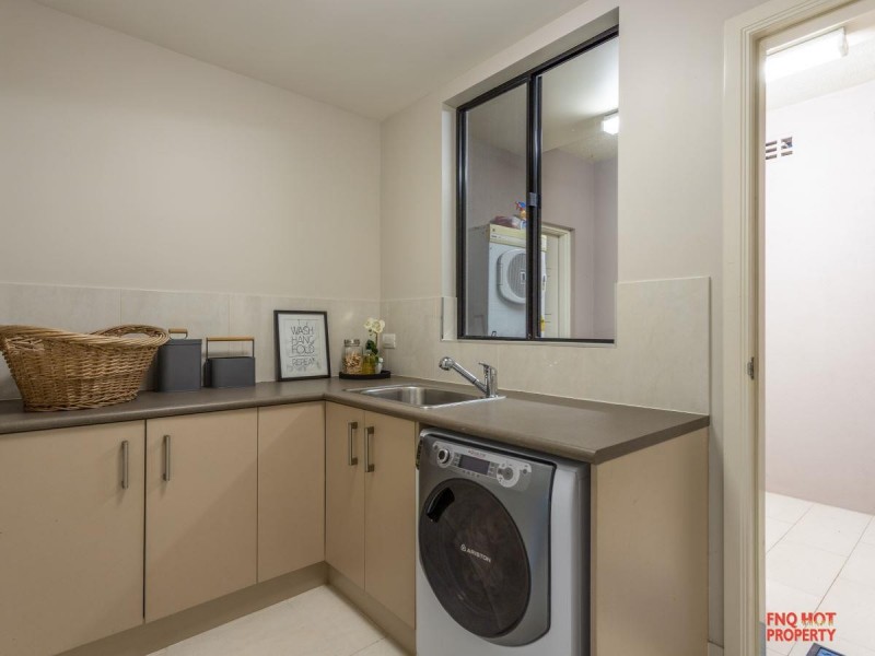 /11 Oceanview Place, Mooroobool QLD 4870