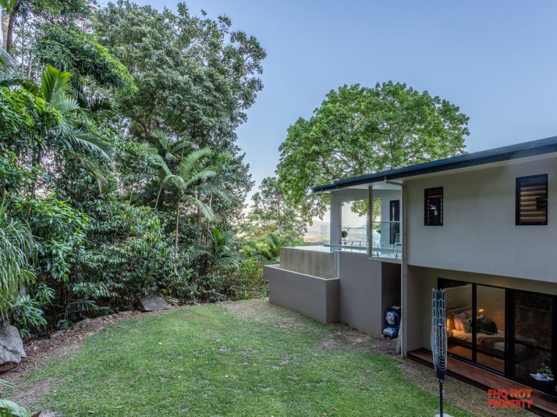 /11 Oceanview Place, Mooroobool QLD 4870