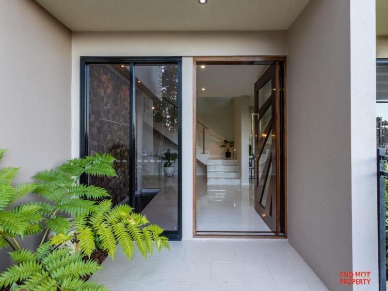 /11 Oceanview Place, Mooroobool QLD 4870