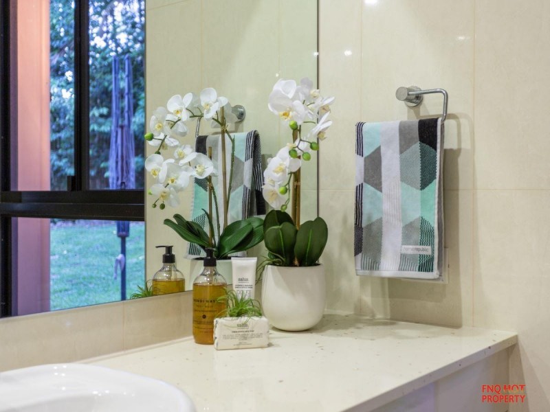 /11 Oceanview Place, Mooroobool QLD 4870