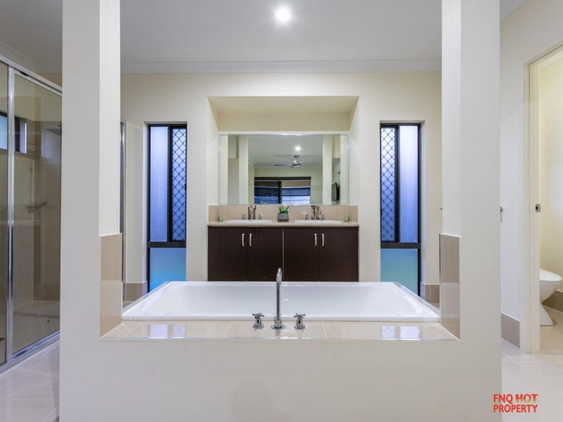 /3 Retreat Close, Palm Cove QLD 4879