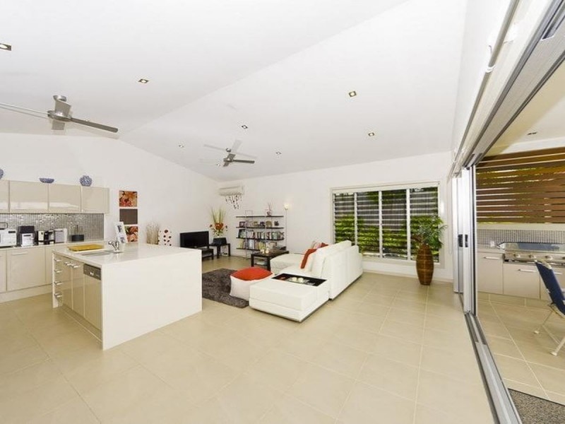 2/60 Harbour Drive, Trinity Park QLD 4879