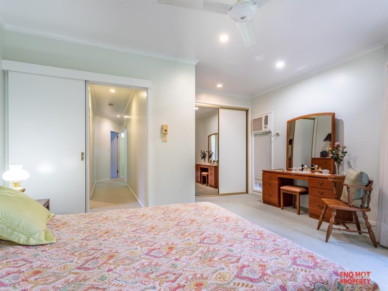 /17 Forum Close, Mooroobool QLD 4870