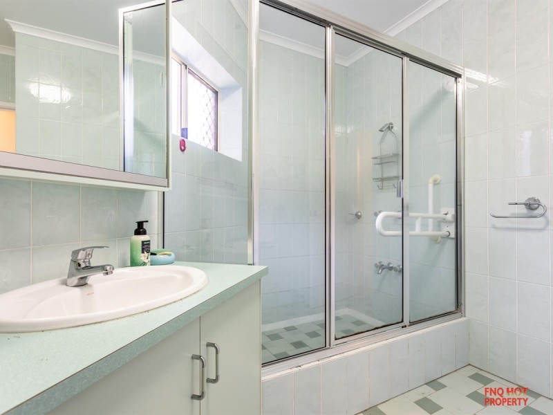 /17 Forum Close, Mooroobool QLD 4870