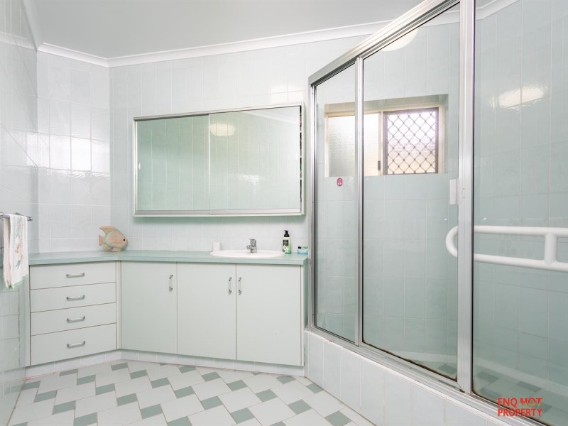 /17 Forum Close, Mooroobool QLD 4870