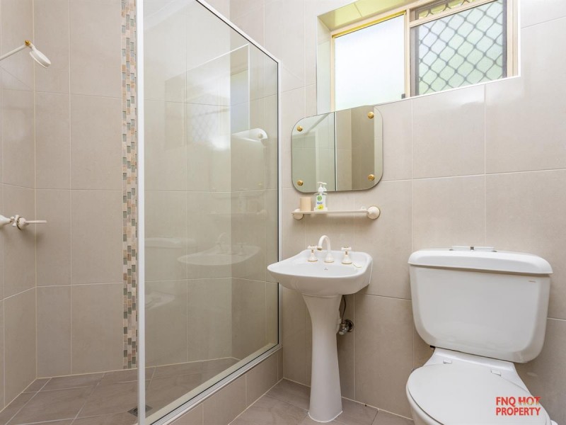 /17 Forum Close, Mooroobool QLD 4870