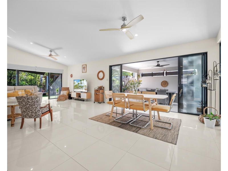 /13 Icefire Quay, Trinity Park QLD 4879