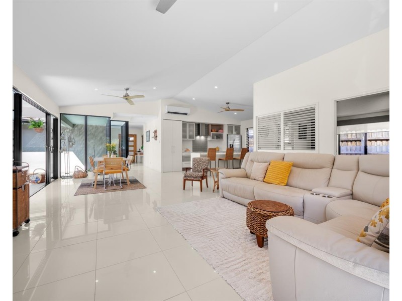 /13 Icefire Quay, Trinity Park QLD 4879