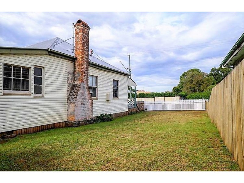 45 West Street, Newtown QLD 4350