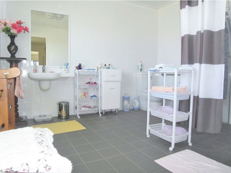 17 Gordon Avenue, Rockville QLD 4350