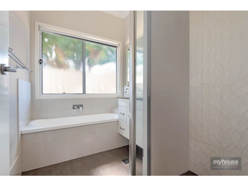 1/124C Holberton Street, Newtown QLD 4350