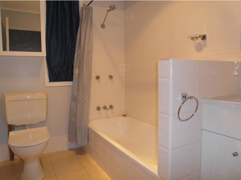 2 Peak Street, Harristown QLD 4350