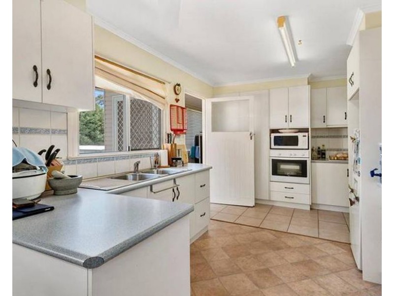 33 Esmond Street, Rockville QLD 4350