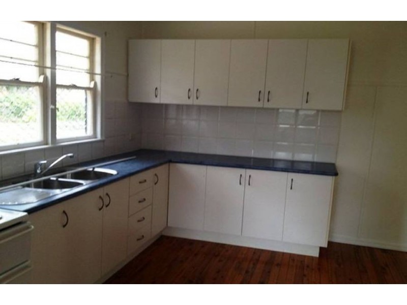 32 Esmond Street, Rockville QLD 4350