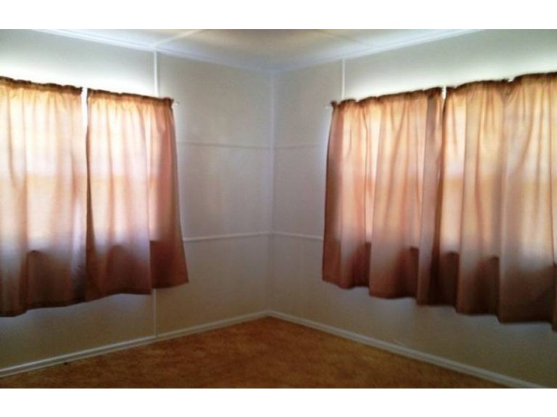 32 Esmond Street, Rockville QLD 4350