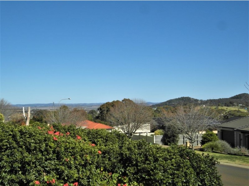 8 Samuel Court, Darling Heights QLD 4350