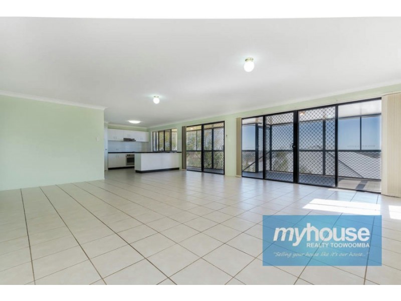 5 Dodson Crescent, Mount Kynoch QLD 4350