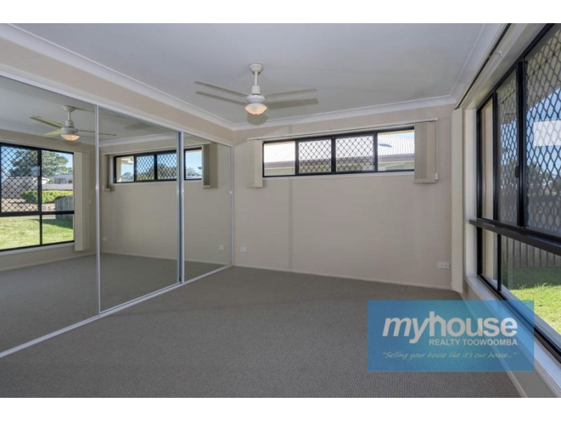 5 Dodson Crescent, Mount Kynoch QLD 4350