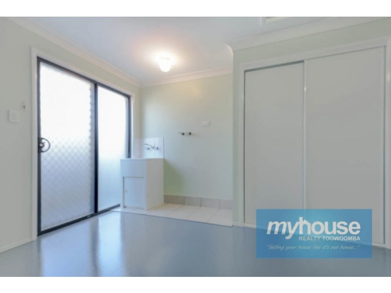 5 Dodson Crescent, Mount Kynoch QLD 4350