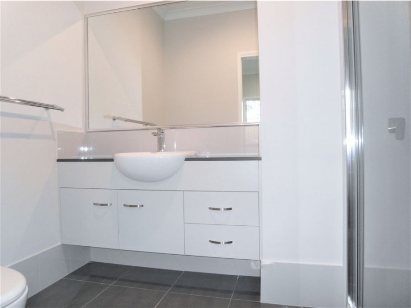 2/124C Holberton Street, Newtown QLD 4350