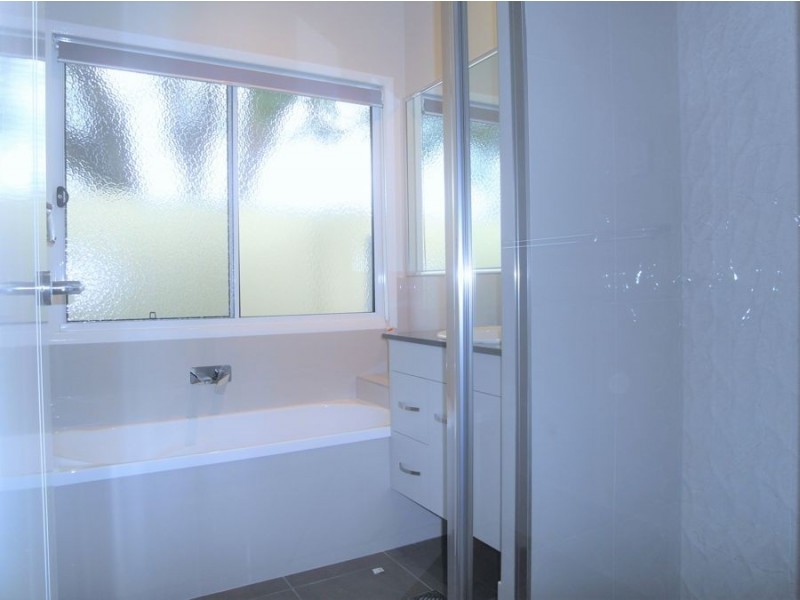 2/124C Holberton Street, Newtown QLD 4350