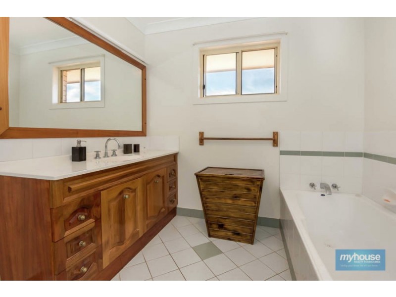 10 Erin Street, Wilsonton QLD 4350