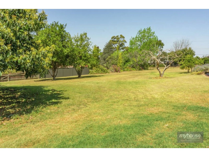 17 Niddrie Drive, Middle Ridge QLD 4350