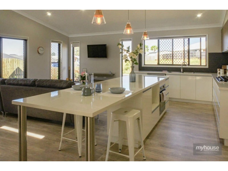 4 Farrer Street, Cranley QLD 4350
