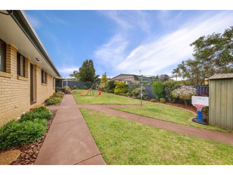 40 Hinkler Crescent, Wilsonton QLD 4350