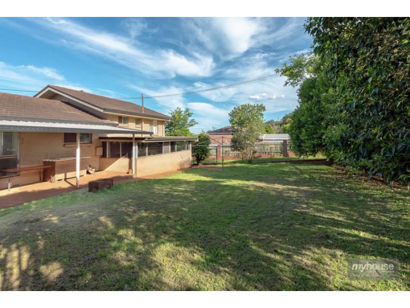 17 Martini Street, Mount Lofty QLD 4350