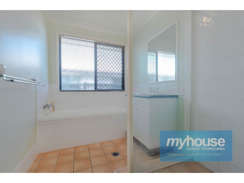 5 Dodson Crescent, Mount Kynoch QLD 4350