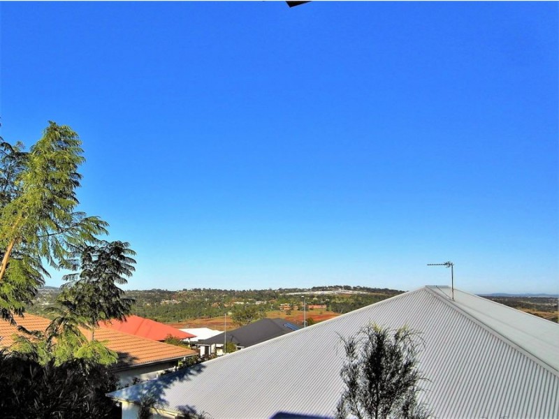 5 Dodson Crescent, Mount Kynoch QLD 4350