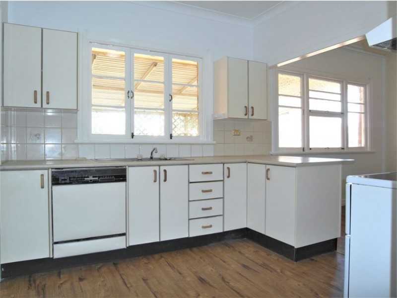 325 South Street, Harristown QLD 4350