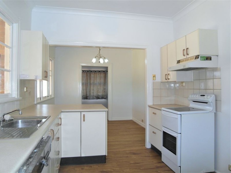 325 South Street, Harristown QLD 4350