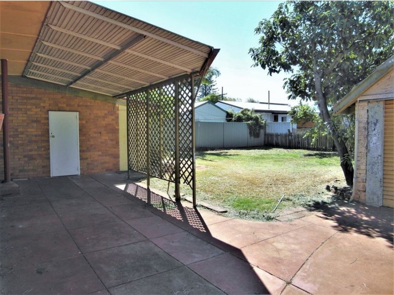 325 South Street, Harristown QLD 4350